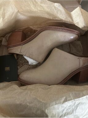 FRYE Beige Leather Slip-On Mule Clogs with Stacked Heel